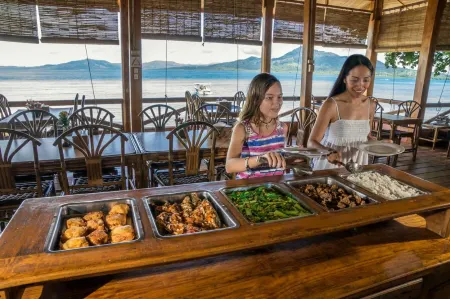Bunaken Divers Sea Breeze Resort Отели рядом с достопримечательностью «Mercusuar Kota Manado»