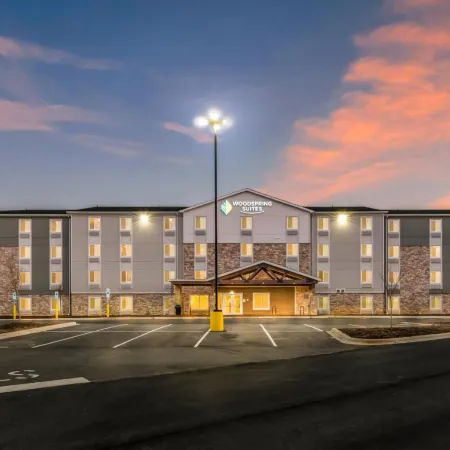 WoodSpring Suites Charlotte - University Research Park Отели рядом с достопримечательностью «Торговый центр Tryon»