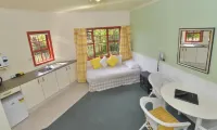 Ducks & Drakes Boutique Motel & Backpackers Hotels in Burgess Park