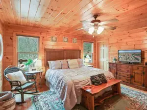 Relaxing Cabin Near Bear Claw Vineyard, Hot Tub, Game Room, Pet Friendly, Sleeps10