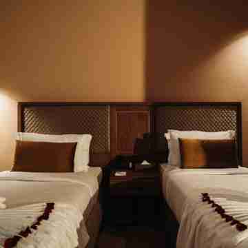 City Hotel by Waves Rooms