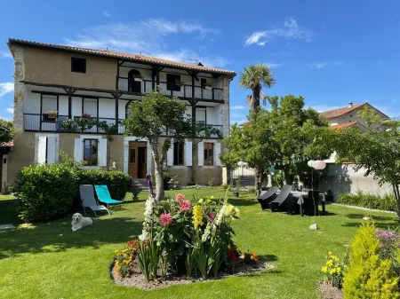 La Maison d'Amalaurille Отели в г. Гурдан-Полиньян