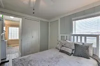 Walk to Beach and State Park! Bungalow in Galveston - Kylpylä