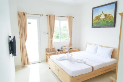 Hung Long Hotel Отели в г. Giong Trom District