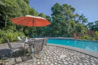 Luna Lodge Hotels in Carate