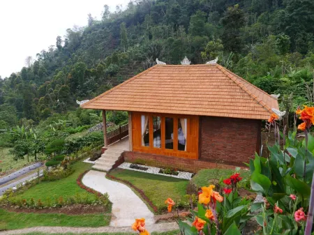 Munduk Menir Villas Отели рядом с достопримечательностью «GKII BUKIT KALVARI BANYUSERI»