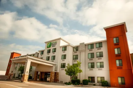 Holiday Inn Express & Suites Norfolk by IHG Отели рядом с достопримечательностью «Ta-Ha-Zouka Park»