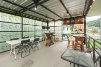 RedDoorz Plus Near Jungeland Sentul Hotels in Babakan Madang