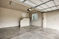 Gold Beach Townhome with Ocean Views and Sunroom! - موقف سيارات
