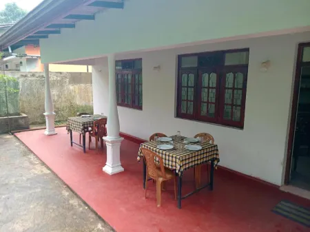 Rockview Holiday Bungalow Отели рядом с достопримечательностью «Sri Muthumari Amman Kovil»