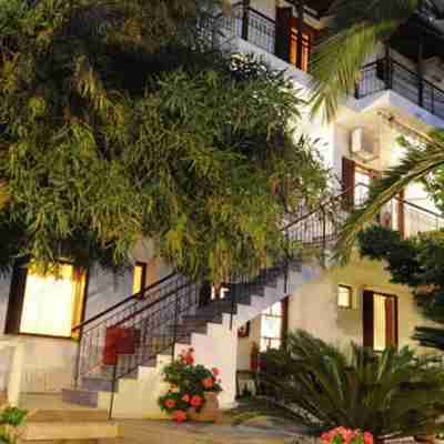 Margarita Apartments Hotel Exterior
