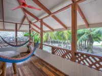 Playa 506 Beachfront Hostel فنادق في كوكليس