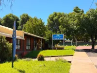 Country Roads Motor Inn - parking