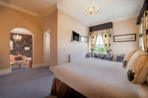New Holmwood Hotel - parking