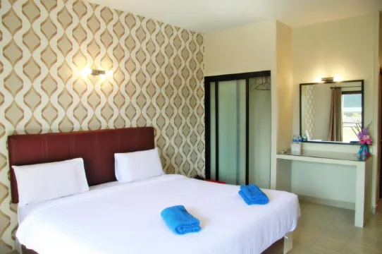 ห้องดีลักซ์ เตียงใหญ่ พร้อมระเบียง