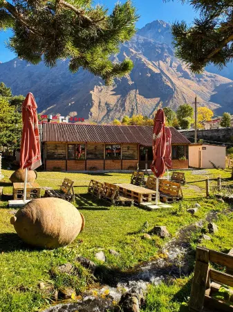 Cozy Hotel Kazbegi Отели в г. Степанцминда