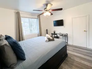 Cozy Queen bedroom feel like home!!