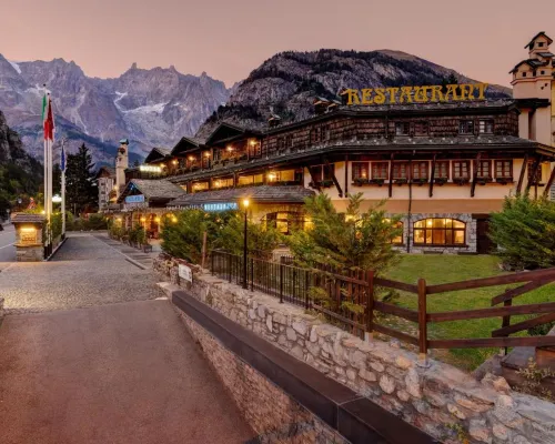 iH Hotels Courmayeur Mont Blanc Hotels near Checrouit