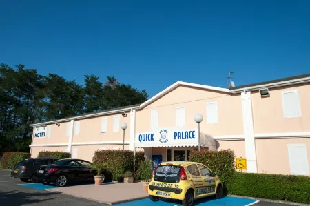 Quick Palace Pau Zénith Отели рядом с достопримечательностью «Eglise Evangélique Libre de Pau»