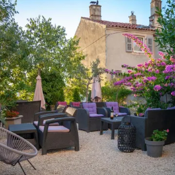 Captain Emo City Apartments