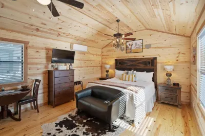 Gorgeous Cabin on Main-Steps to Pacific War Museum Hotels near The Texas Silver Rush