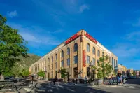Hotel Maxwell Anderson Hotel dekat Iron Mountain Hot Springs