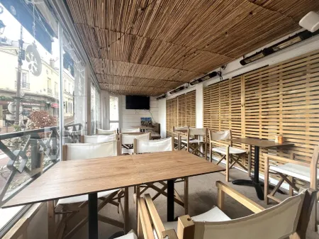 Paris Saint Cloud Hôtel Отели рядом с достопримечательностью «Парк Сен-Клу»