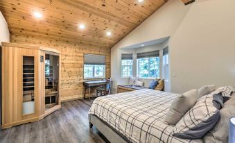 Tahoe City Getaway ~ 1 Mi to Commons Beach!