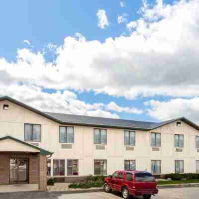 Delavan Inn and Suites Hotel Exterior