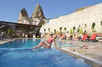 Grand Elite Cave Suites - piscina