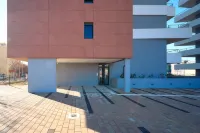 Urban Nook Design Apartments - Private Garage Parking - Homestays