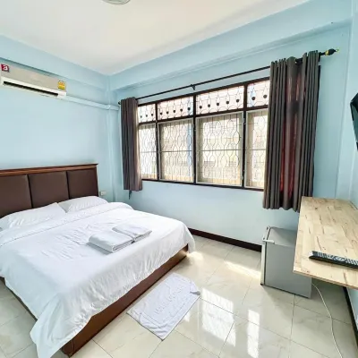 Prompt Inn Chareonkrung Asiatique Hotels near Ratburana Pier