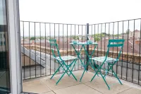 Comfortable Swindon Town Centre Apartments, Free Parking, Sleeps up to 8