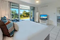 Lagoon Beachfront Lodge 005 on Hamilton Island by HamoRent