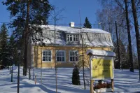 Salpalinjan Hovi Hotels near Kärenlaavu