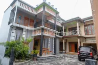 Wisma Giri Mulyo B Near Grojogan Sewu Mitra RedDoorz Hotels in Tawangmangu Subdistrict