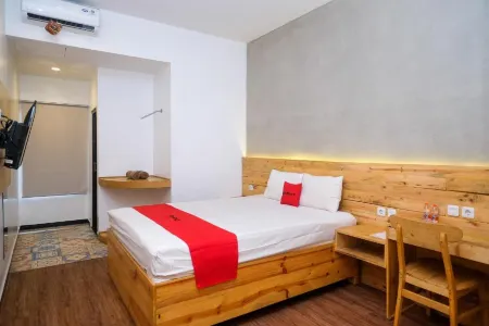 RedDoorz @ Klaten City Отели в г. Ceper