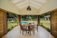 Nakatumble - Luxury Sustainable Villa with Farm Hotels in Hideaway Island