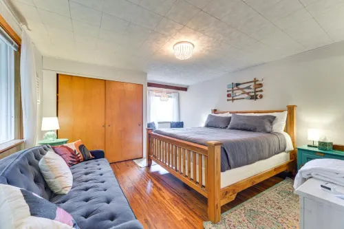 Beachfront Anderson Island Escape: Rainier Views!