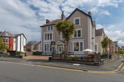 Lansdowne House with Private Car Park Hotel dekat West Shore Beach