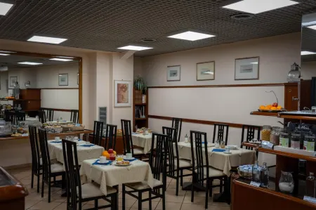 Hotel Iris Отели в г. Метропо́льный город Генуя