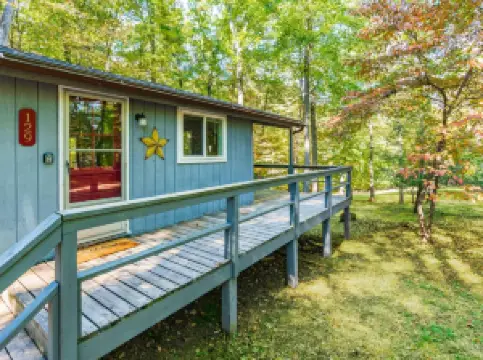 Spacious w Hot Tub, Fire Pit, Deck, Grill and WiFi