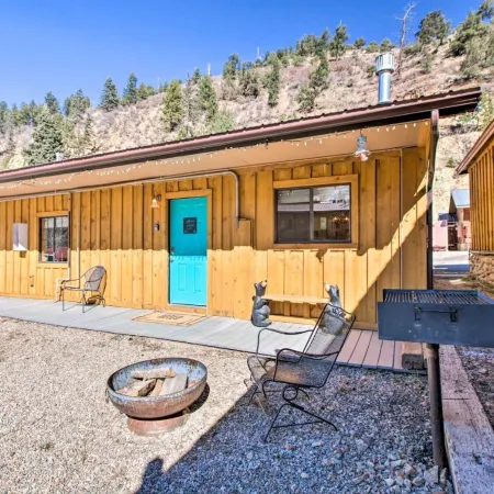 Near Hiking and Main St! Mtn-View Red River Retreat
