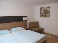 Gasthaus Römer Hotel dekat Weiherstadion
