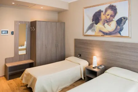 Albergo Grappolo d'Oro Отели в г. Монтебеллуна