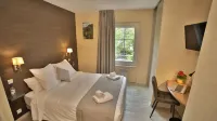 L'Hôtel des Bains - Salles-la-Source Hotel a Campuac