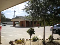 Moama Central Motel - parking