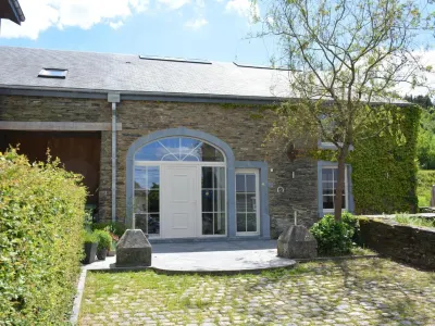 Spacious Holiday in Bièvre Hôtels à : 