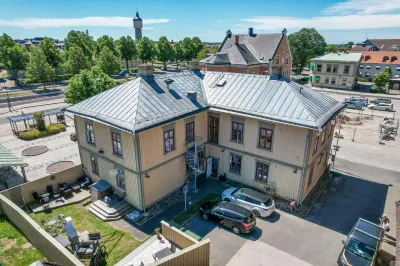 Järnvägshotellet B&B Skara Отели в г. Йётенская коммуна