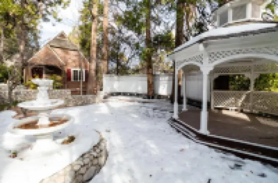 Saddleback Inn at Lake Arrowhead